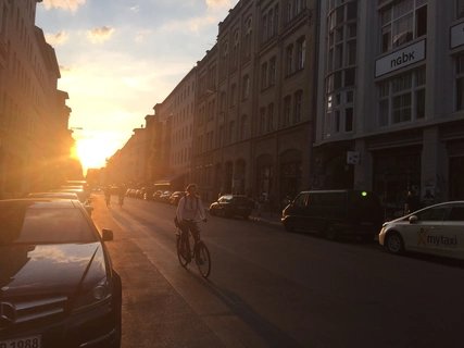 Die Oranienstraße in Berlin-Kreuzberg unterwegs mit dem Fahrrad in Berlin