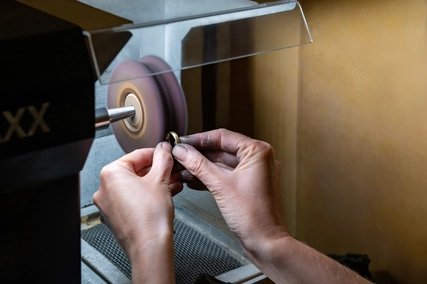 Grinding a ring in the Oronda workshop Grinding a ring in the Oronda workshop