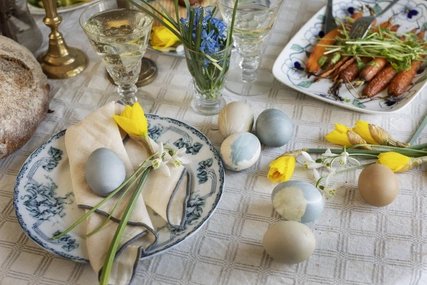 Gedeckter Tisch mit Osterdeko