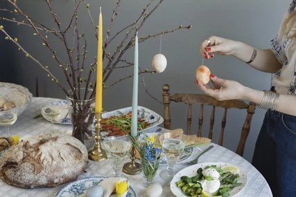 Gedeckter Tisch mit Osterdeko
