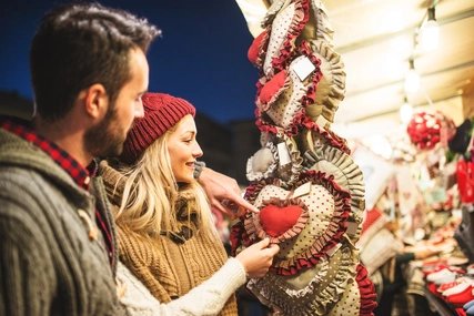 Pärchen auf dem Weihnachtsmarkt Pärchen auf dem Weihnachtsmarkt