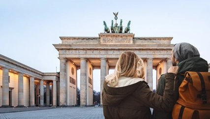 Pärchen am Brandenburger Tor Junges Paar beim Sightseeing am Brandenburger Tor im Winter