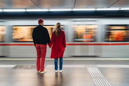 Paar wartet am Bahnsteig auf ICE