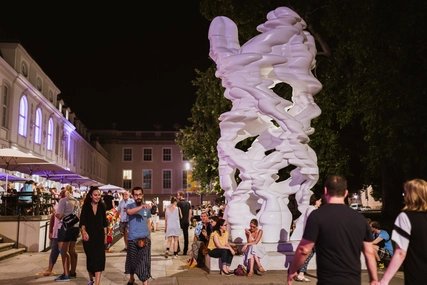 Plastik vor dem PalaisPopulaire