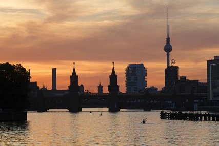 View from Elsebrücke while the sun sets to Oberbaumbrücke and TV Tower