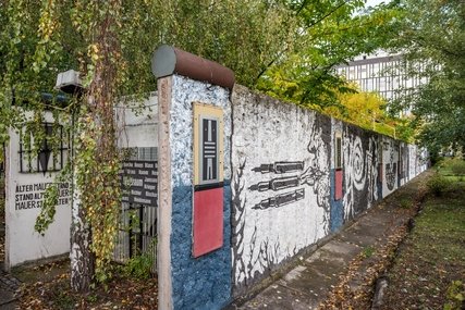 Parlament der Bäume Mauer des Gedenkortes Parlament der Bäume in Berlin