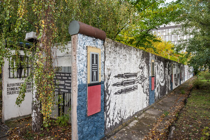 Mauer des Gedenkortes Parlament der Bäume in Berlin
