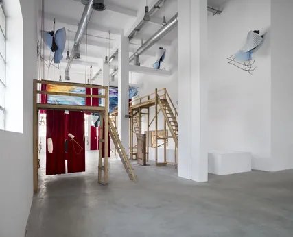 Ausstellungsansicht Petrit Halilaj im Hamburger Bahnhof