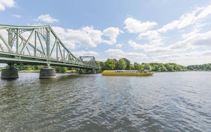 Potsdamer Wassertaxi bei der Glienicker Brücke