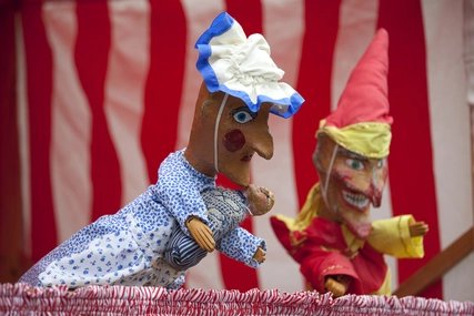Zwei Puppen im Puppentheater