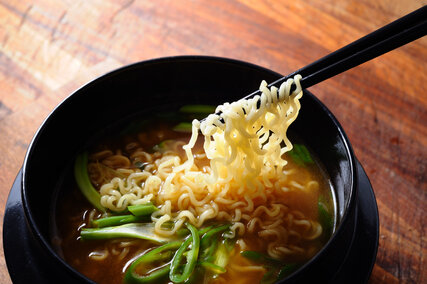 Ramen: leckere japanische Suppe in einer Schüssel