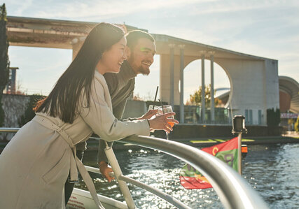 A couple on a boat trip with the shipping company Riedel