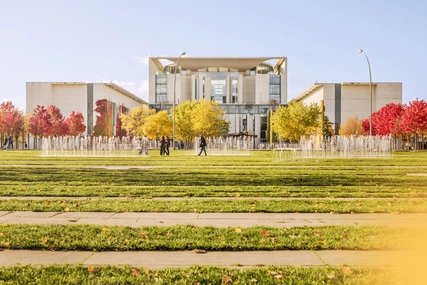 Das Bundeskanzleramt im Herbst Regierungsviertel Berlin-Mitte