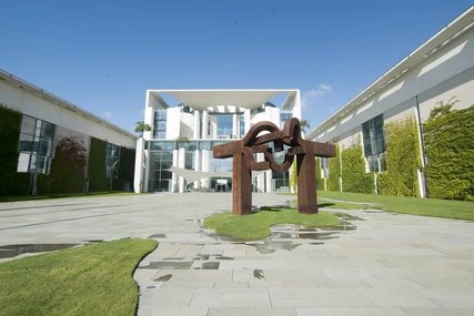 Kunstwerk vor dem Bundeskanzleramt Kunstwerk vor dem Bundeskanzleramt in Berlin