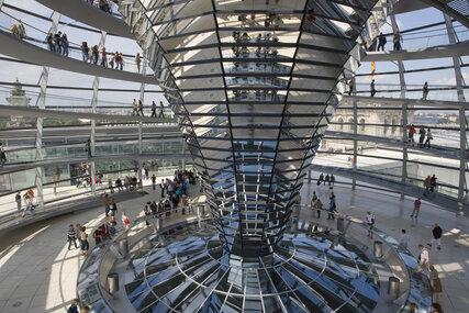 Visitatori nella cupola del Reichstag a Berlino