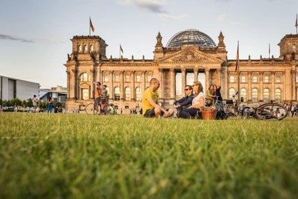 Reichstag à Berlin Pique-nique au Reichstag de Berlin à la lumière du soleil du soir