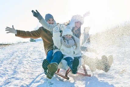 Familie beim Rodeln
