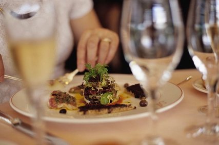 Frau isst einen ausgefallenen Salat