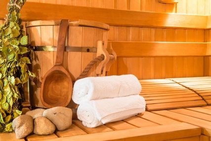 Holzsaunabank mit Händtüchern und Aufgussschale Holiday Inn Berlin-Mitte