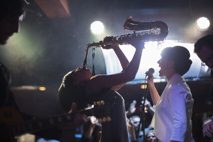 Jazz Band mit Saxofonistin auf der Bühne