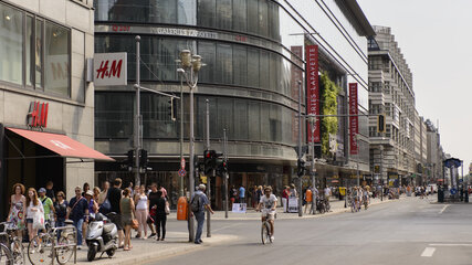 Shopping in der Friedrichstraße in Berlin-Mitte