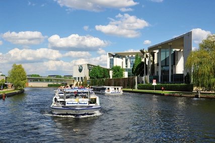 Schiffstour mit der Reederei Riedel Schiffstour auf der Spree mit der Reederei Riedel