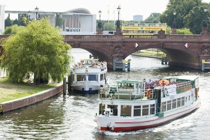Ausflugdampfer auf der Spree in Berlin - Mitte