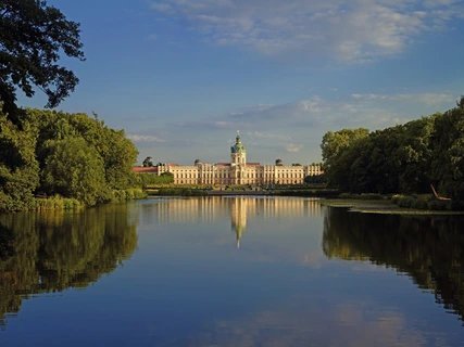 Berlin, Schloss Charlottenburg, Blick über den Karpfenteich zur Gartenseite.