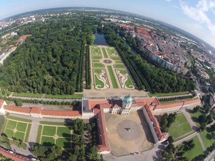 Berlin, Schlossgarten und Schloss Charlottenburg, Luftbild.