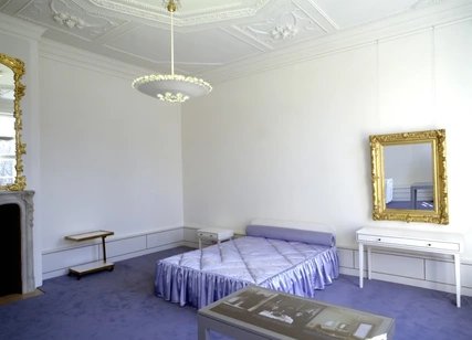 Berlin, Schloss Schönhausen, Gästequartier, Herrenschlafzimmer, R. 27, Blick auf Bett.