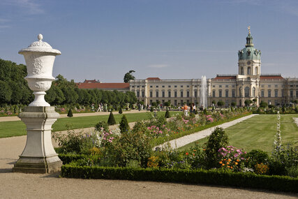 Caminantes en el parque de verano del Palacio de Charlottenburg