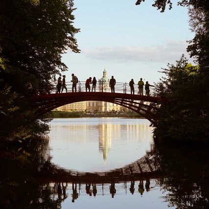 Menschen auf einer Brücke