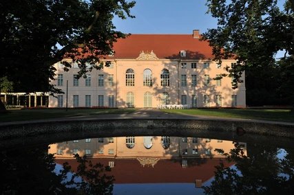Berlin, Schloss Schönhausen, Gartenseite, mit Bassin.