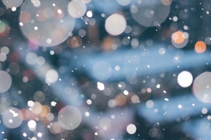 Schnee und Lichter in der Stadt