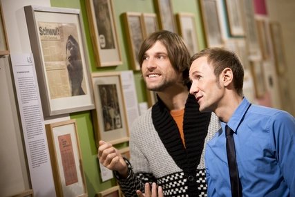 Zwei Männer im Schwulen Museum Zwei Männer schauen sich Bilder an im Schwulen Museum Berlin