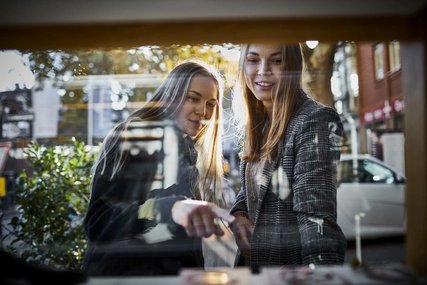 Zwei Frauen am Schaufenster