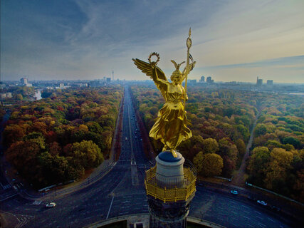Vista de pájaro de la Columna de la Victoria de Berlín en el Tiergarten
