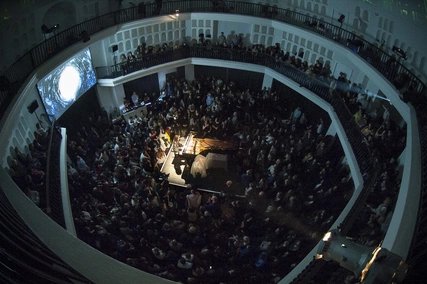 Kuppelhalle im Silent Green in Berlin Menschen bei einer Veranstaltung in der Kuppelhalle im Silent Green in Berlin.