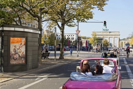 Trabi-Safari in Berlin in front of the Brandenburg Gate