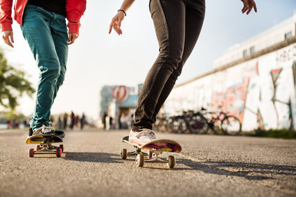 junge Leute mit Skateboards
