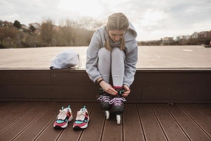 Junge Frau mit Inlineskates
