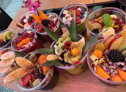 Bowls and Smoothies at Smoozery Berlin Smoothies and Bowls with fruits and toppings from Smoozery Berlin