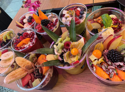 Smoothies and Bowls with fruits and toppings from Smoozery Berlin
