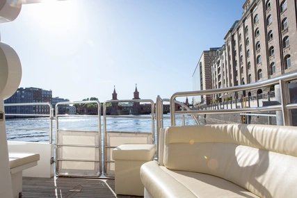 Spree-Rundfahrt auf dem Solar-Katamaran Spree-Rundfahrt auf dem Solar-Katamaran in Berlin