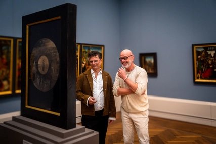 Männer in der Gemäldegalerie