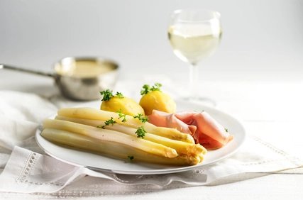Feiner serviert: Spargelgericht Spargelzeit