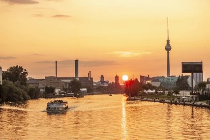 Sonnenuntergang an der Spree Spree in Berlin mit Sonnenuntergang