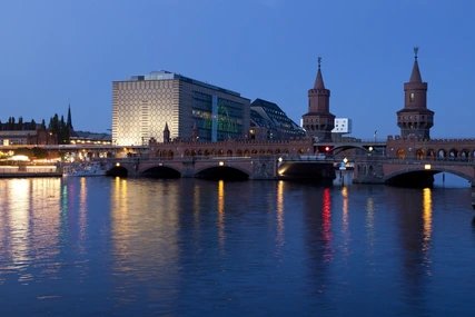 Oberbaumbrücke in Berlin am Abend Oberbaumbrücke in Berlin am Abend: Blick übers Wasser