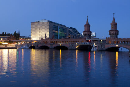 Oberbaumbrücke in Berlin am Abend: Blick übers Wasser