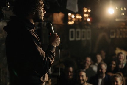 Junger Mann performed auf BĂĽhne